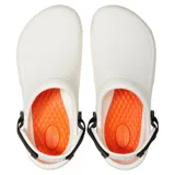 Zuecos de trabajo Crocs Bistro Pro LiteRide, color blanco, con puntera cerrada y reforzada, y banda antideslizante Crocs Lock™. Cuentan con correa trasera ajustable de color negro.
