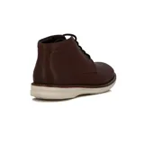 Bota de cuero marrón con cordones negros y suela blanca.