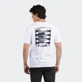 Remera de manga corta color blanco, con cuello redondo y pequeño logo circular estampado en el pecho.