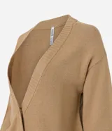 Cardigan corto de punto color marrón, con cuello en V, manga larga y cierre frontal con botones. Presenta puños y bajo acanalados.