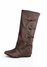Bota de caña alta estilo slouchy color marrón, confeccionada en material sintético con acabado mate. Presenta un diseño de caña arrugada con cuatro correas horizontales ajustables mediante hebillas metálicas doradas y punta redondeada.