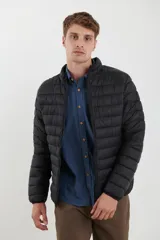 Campera puffer azul marino con cierre frontal, cuello alto y bolsillos laterales con cierre.