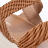 Sandalias de mujer con tiras elásticas negras y base de goma blanca con diseño texturizado.