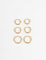 Set de tres pares de aros tipo argolla de diferentes tamaños, fabricados en acero quirúrgico con acabado dorado.