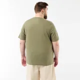 Remera de manga corta color verde militar con textura acanalada horizontal y detalle de etiqueta bordada en el dobladillo inferior.