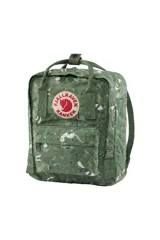 Mochila Fjallraven Kanken Art Mini de poliéster reciclado y algodón orgánico, color verde con estampado de animales y plantas en tonos claros. Cuenta con el logo reflectante, bolsillos frontales y laterales, y etiqueta interior para completar con nombre y dirección.