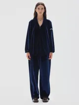 Pantalón de terciopelo negro con corte oversized, silueta amplia y caída fluida. Cuenta con bolsillos laterales y cintura elástica con cordón ajustable.