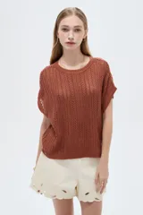 Remera de punto calado color marrón, de manga corta, con cuello redondo y diseño ajustado.