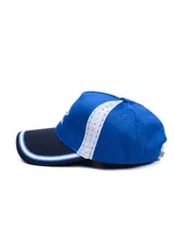 Gorro tipo visera Umbro del Club Nacional de Football, en colores azul marino y rojo con detalles blancos en la visera. Cuenta con el logo de la marca y la inscripción "Nacional" bordados en el frente.