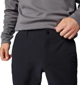 Pantalón negro Columbia modelo Black Mesa Warm Pant, con tecnología Omni-Shield que repele la humedad y las manchas. Cuenta con múltiples bolsillos seguros, trabillas para cinturón y detalles reflectantes en los tobillos y la cintura.
