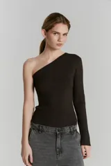 Top asimétrico de morley color negro, con una sola manga larga con tajo en el puño y largo hasta la cadera.