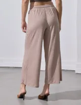 Pantalón negro de corte ancho, con pretina elastizada y lazo de ajuste.