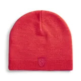 Gorro de lana rojo con logo de Ferrari en el frente.