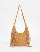 Cartera bandolera de estilo boho con flecos largos en los laterales. Cuenta con una correa ajustable con hebilla y herrajes metálicos en tono bronce.