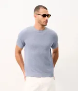 Remera de manga corta y cuello redondo para hombre, confeccionada en tejido de punto texturizado jaspeado en color celeste. Presenta terminaciones acanaladas en el cuello, los puños y el ruedo, con un corte regular clásico y versátil.