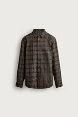 Sobrecamisa relaxed fit de algodón con diseño de cuadros jacquard en tonos marrones y verdes, cuello solapa, manga larga con puño abotonado y cierre frontal de botones.