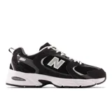 Championes New Balance 530, color negro con detalles en gris y blanco.