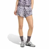 Short deportivo Adidas para mujer, con estampado animal print en tonos gris, violeta y blanco. Cuenta con cintura elástica con cordón ajustable, las tres tiras características de la marca en los laterales y el logo bordado en la parte inferior.