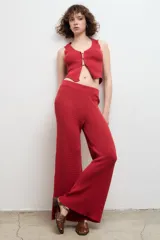 Pantalón acampanado color ladrillo, de tejido acanalado 100% algodón.