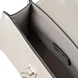 Cartera chica tipo bandolera de símil cuero color plateado, con solapa y cierre de broche giratorio, asa superior fija y correa regulable extraíble. Cuenta con el logo de la marca en la parte frontal y herrajes plateados.