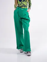 Pantalón sastrero verde esmeralda de tiro alto con pinzas delanteras, bolsillos delanteros y traseros, y tajito lateral.