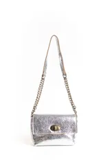 Cartera pequeña de cuero plateado con acabado texturizado, cierre frontal de giro metálico en tono bronce y doble correa que combina cuero y cadena metálica.