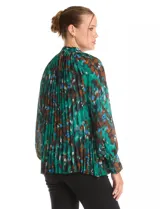 Blusa de gasa plisada con estampado abstracto en tonos verdes, azules y marrones. Presenta cuello alto, mangas largas abullonadas con puños abotonados y un corte holgado con caída fluida.