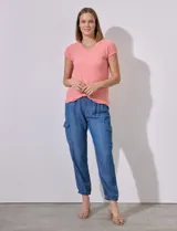 Remera color verde claro en tejido rib, con escote en V, manga corta y terminación anudada en el ruedo.