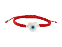 Pulsera de hilo rojo en macramé con dije en forma de corazón de nácar con diseño de ojo turco, acompañada de cuentas plateadas.
