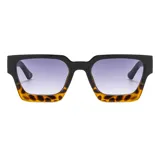 Lentes de sol unisex con montura cuadrada de plástico reciclado color verde oscuro y cristales verdes. Incluye estuche.