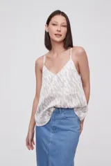 Musculosa de satén con estampado abstracto, breteles finos y escote en V.