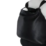 Bolso de cuero blanco que se convierte en mochila. Tiene doble asa reforzada, cierre superior y bolsillos interiores.