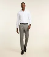 Camisa masculina de corte regular confeccionada en microfibra, con cuello inglés, mangas largas y cierre frontal abotonado.