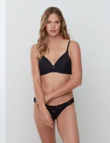 Soutien de lycra color piel, sin aro y con copa formada.