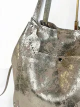 Bolso tote grande de cuero color dorado con efecto metalizado, doble asa de hombro y bolsillo externo.