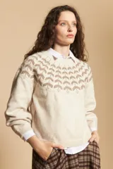 Sweater de tejido jacquard con diseño geométrico en color marrón sobre base beige, de cuello redondo y manga larga con puños ajustados.