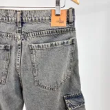 Bermuda de jean cargo color gris con efecto lavado.