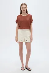 Short de algodón color natural de tiro alto, con detalles de broderie en el ruedo.