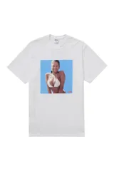 Remera blanca de manga corta con estampado gráfico frontal que presenta la icónica imagen de la portada del sencillo Windowlicker de Aphex Twin.