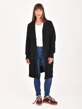 Saco largo negro de punto, con cuello abierto, mangas largas y dos bolsillos delanteros.