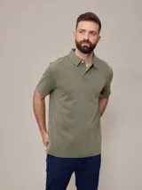 Remera polo verde militar de piqué de algodón con cuello clásico, tapeta de dos botones y logo bordado en el pecho.