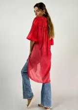 Camisa blanca de algodón con mangas 3/4 abullonadas y cuello mao. Se ata en la parte delantera.