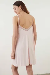 Camisón corto de rib color negro con breteles finos regulables, escote en V y detalle de encaje en el escote y la espalda.