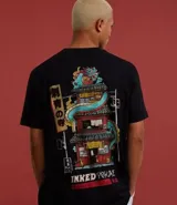 Remera negra de algodón con estampa en la espalda de un edificio de estilo japonés con un dragón enrollado y la inscripción "Inked Yokai".