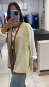 Chaleco largo color beige con ribete marrón, sin mangas y con laterales en verde flúor.