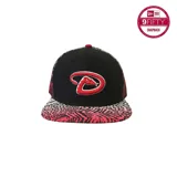 Gorro New Era 9FIFTY de hombre, con paneles frontales negros, laterales y traseros de malla roja, visera con estampado animal print en tonos rosa y blanco, logo de los Arizona Diamondbacks bordado en el frente y botón superior rojo.