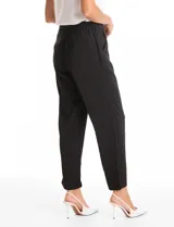 Pantalon de corte relajado color beige, con cintura plana en el frente y elástica en la parte posterior. Presenta pierna de corte recto, bolsillos laterales diagonales y bolsillos traseros simulados.