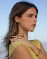 Aros abridores dorados de diseño amorfo y orgánico, hechos a mano en metal noble, con pernos y cierres de plata 925. Se venden en par con piezas asimétricas de distinto tamaño.