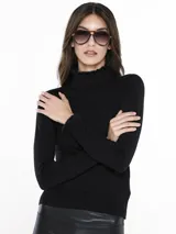 Sweater negro de cuello alto con detalle de piel sintética en cuello y puños.