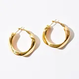 Par de aros tipo argolla gruesos, de metal dorado con cierre a presión.